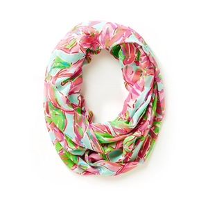 Riley infinity loop scarf in the vias